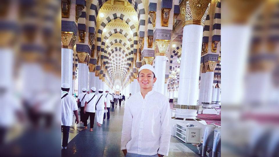 Rio Haryanto saat berada di Masjidil Nabawi - Madinah, Arab Saudi. - INDOSPORT
